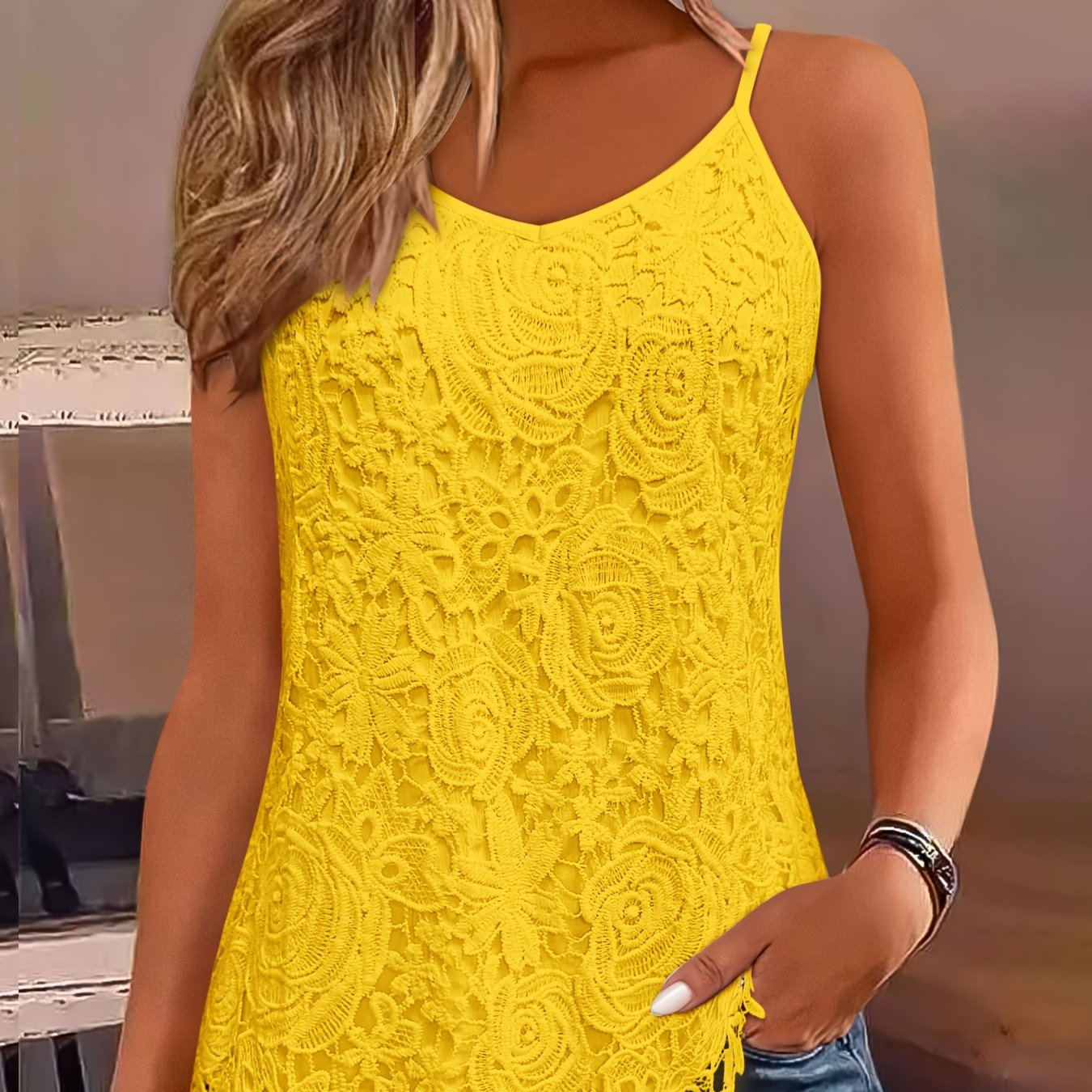 Femme portant un débardeur en dentelle jaune vif, motif floral, style décontracté, avec un jean. Mode estivale tendance, tenue chic et élégante.
