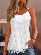 Femme portant un débardeur en dentelle blanche avec motif floral, style décontracté, cheveux ondulés, fond flou. Mode féminine élégante.