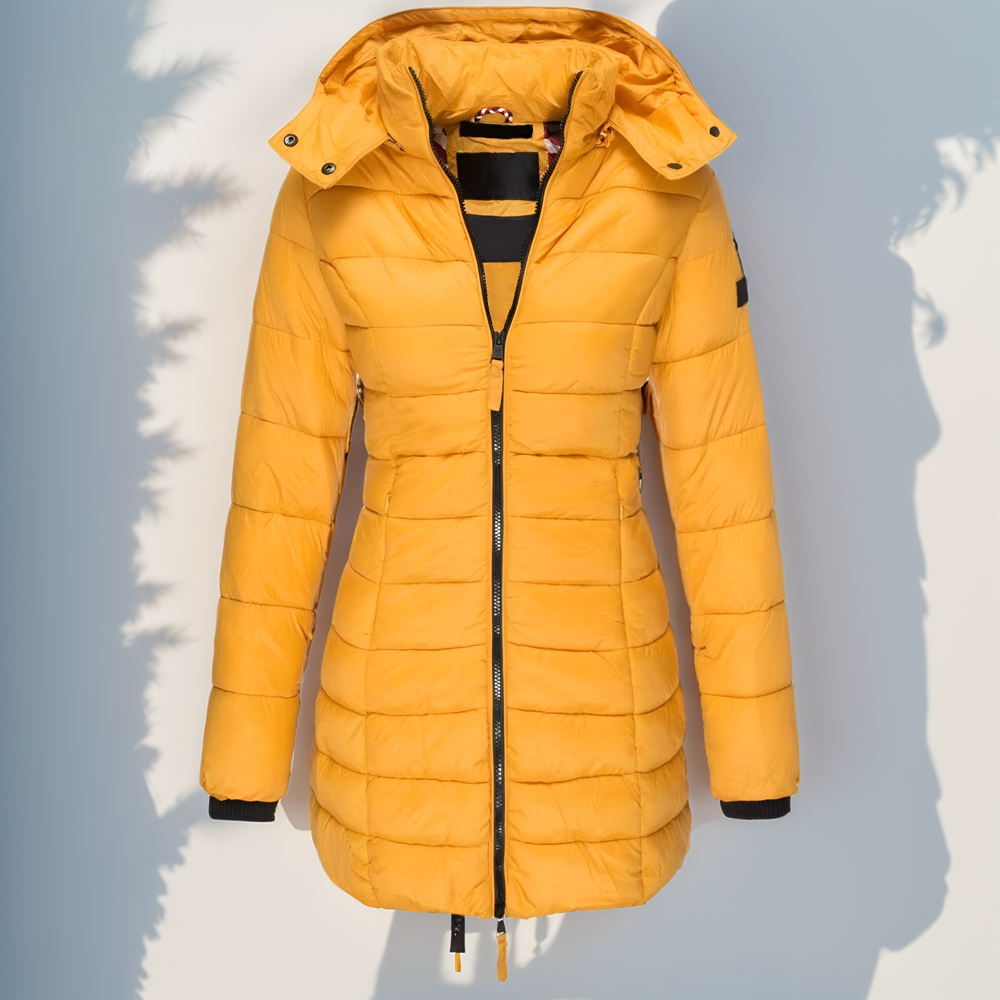 Doudoune jaune femme avec capuche, fermeture éclair noire, design matelassé, idéale pour l'hiver. Mode féminine, manteau chaud, tendance.