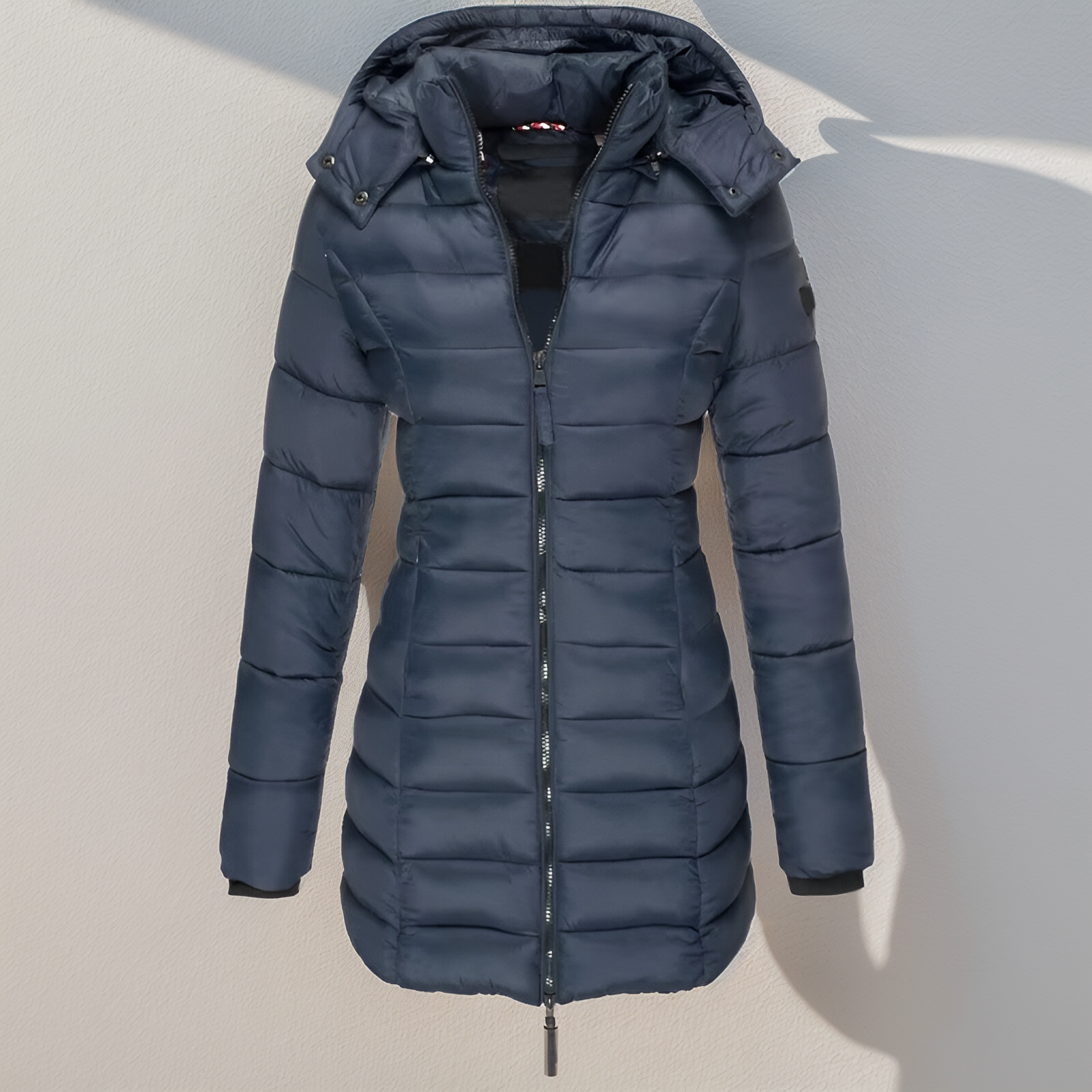 Doudoune longue femme bleu marine avec capuche, fermeture éclair, manches longues, idéale pour l'hiver. Veste chaude et élégante pour temps froid.