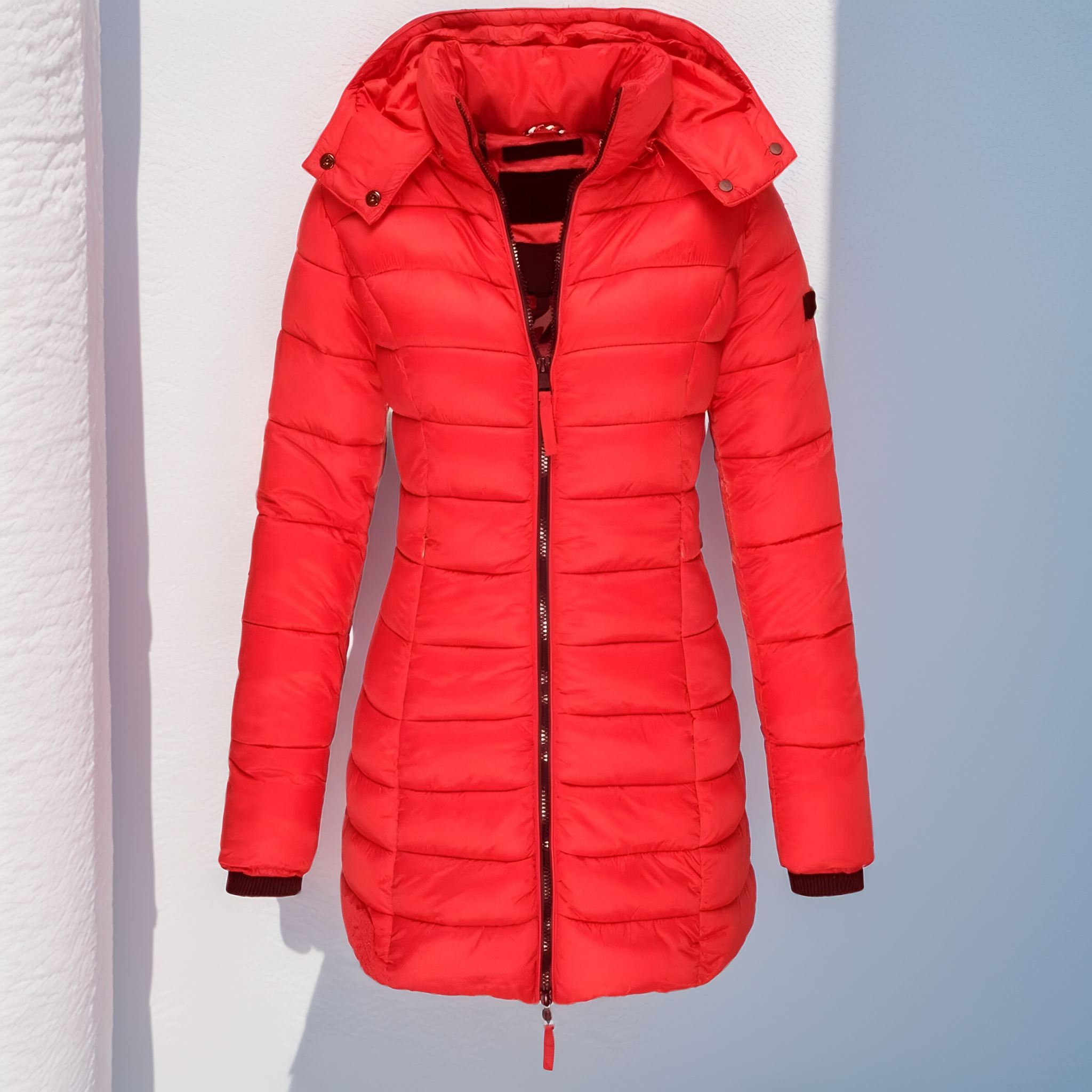 Doudoune rouge femme avec capuche, fermeture éclair, design matelassé, idéale pour l'hiver. Mode féminine, manteau chaud, tendance hiver 2023.