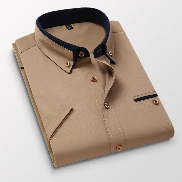Chemise beige homme élégante, manches longues, col contrasté bleu marine, boutons marron, poche poitrine, style formel, mode masculine.