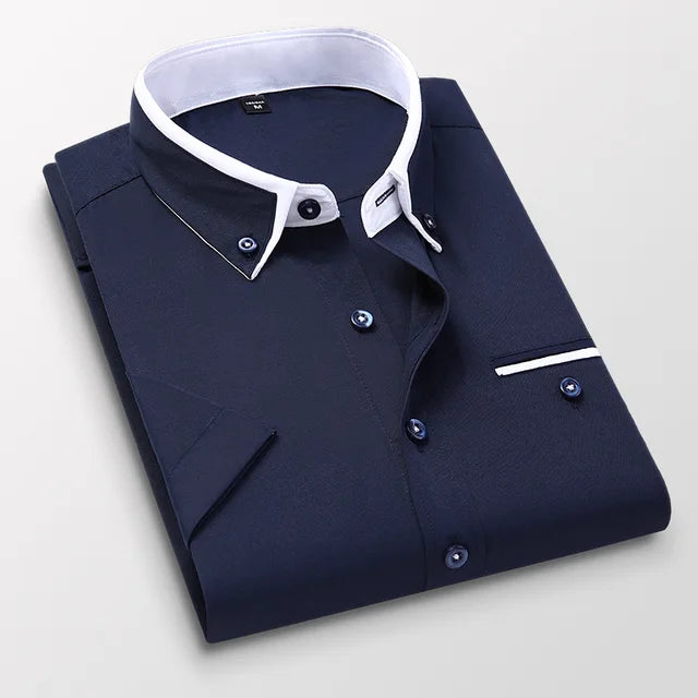Chemise homme bleu marine élégante, col blanc contrasté, boutons assortis, poche poitrine, style formel, mode masculine, vêtement chic.