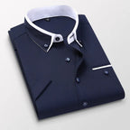 Chemise homme bleu marine élégante, col blanc contrasté, boutons assortis, poche poitrine, style formel, mode masculine, vêtement chic.
