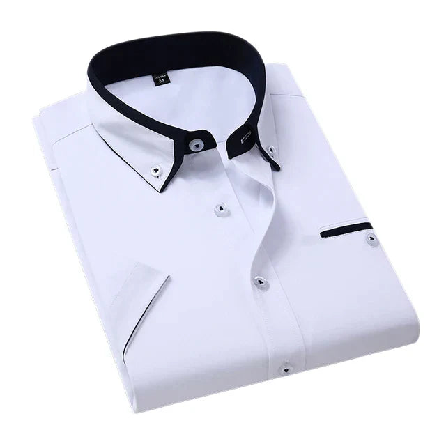 Chemise blanche élégante pour homme avec col contrasté noir, boutons assortis et poche poitrine. Mode masculine, tenue formelle, style moderne.
