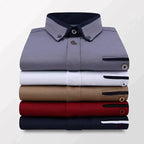 Chemises homme élégantes pliées, couleurs variées : gris, blanc, beige, rouge, bleu marine. Mode masculine, vêtements formels, style classique.
