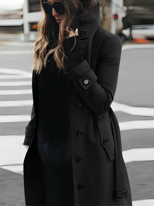 Femme élégante en manteau noir, lunettes de soleil, traversant la rue. Mode urbaine chic, style automne, tendance vestimentaire moderne.
