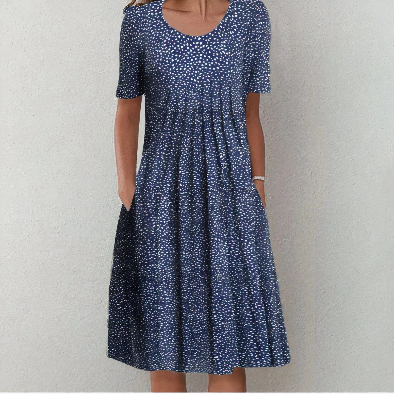 Robe bleue à pois blancs pour femme, manches courtes, coupe évasée, élégante et décontractée, idéale pour l'été et les occasions informelles.