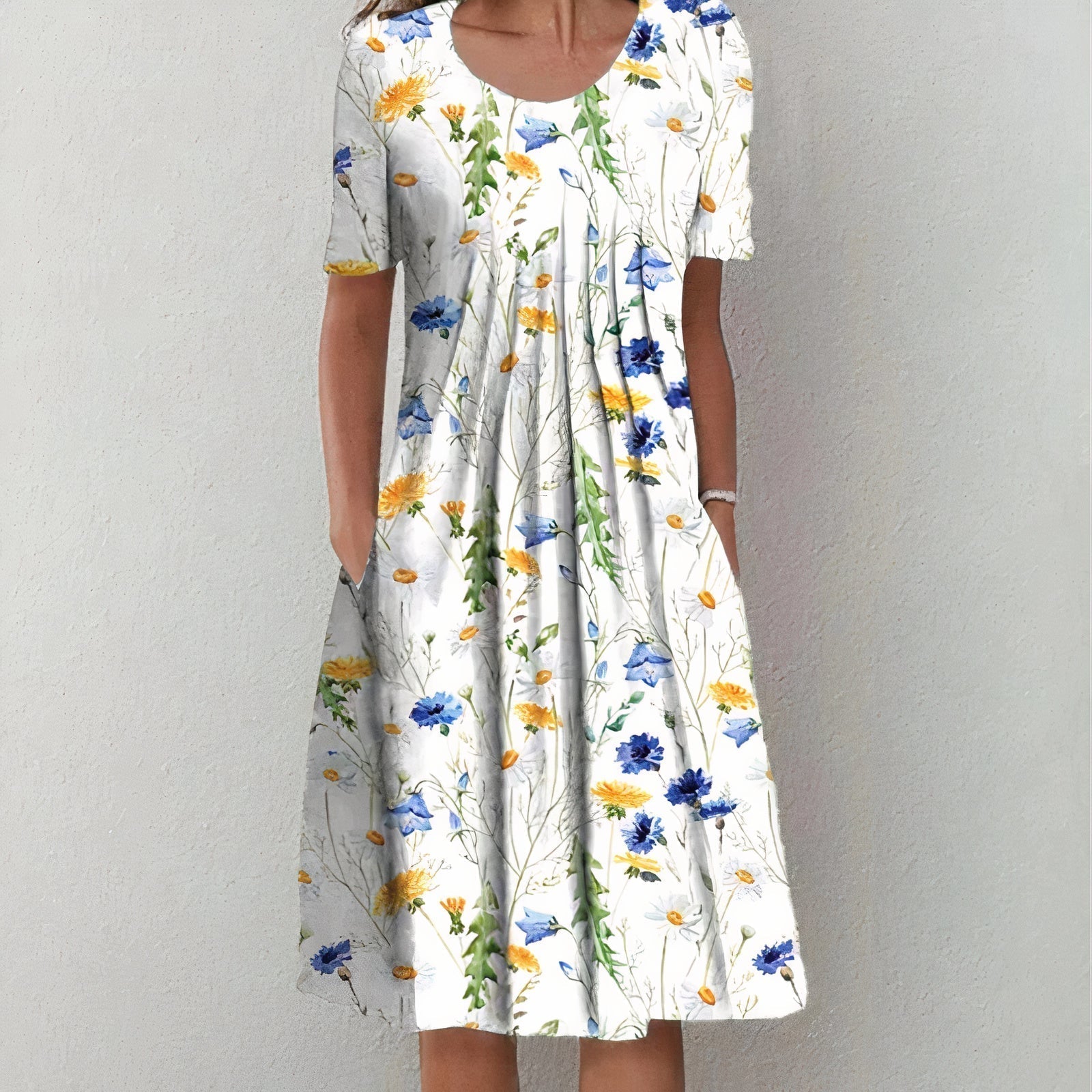 Robe d'été femme à manches courtes, imprimé floral coloré avec fleurs bleues et jaunes, fond blanc, style décontracté et élégant.