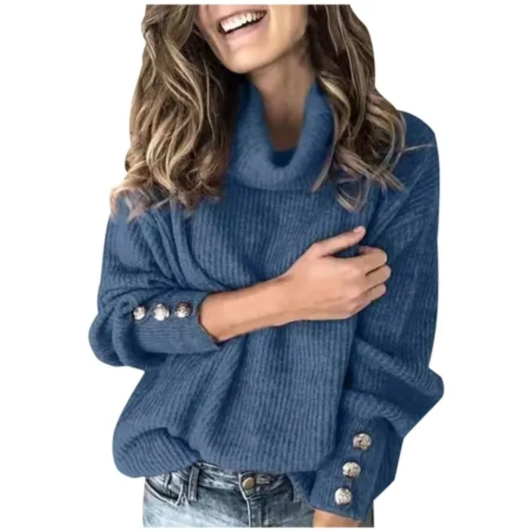 Femme souriante portant un pull bleu à col roulé, manches longues avec boutons décoratifs, style décontracté, mode automne-hiver tendance.