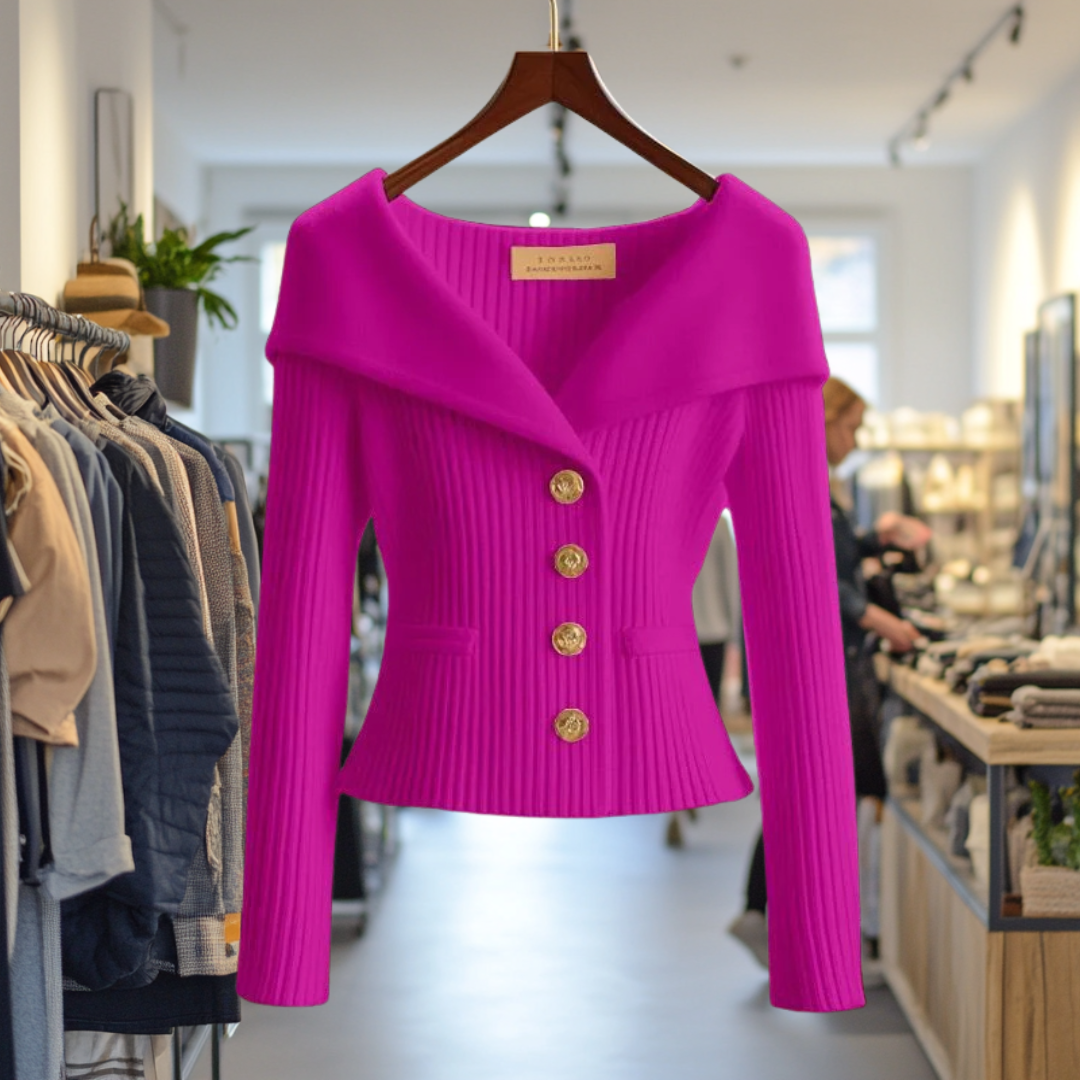 Veste en tricot rose vif avec boutons dorés, exposée dans une boutique de mode moderne. Vêtements élégants, tendance automne-hiver.
