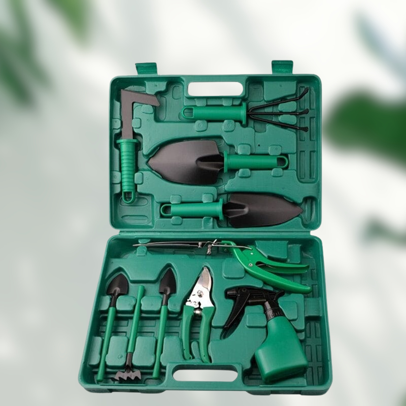Coffret d'outils de jardinage vert avec pelle, râteau, sécateur et pulvérisateur. Kit complet pour entretien jardin, outils durables et ergonomiques.