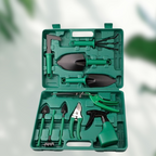 Coffret d'outils de jardinage vert avec pelle, râteau, sécateur et pulvérisateur. Kit complet pour entretien jardin, outils durables et ergonomiques.