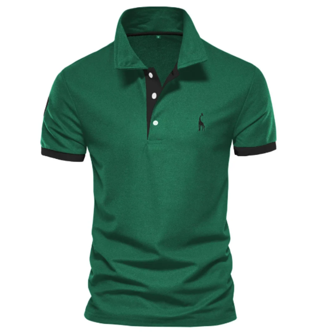 Polo vert pour homme avec col noir, manches courtes, logo brodé, boutons blancs. Mode masculine élégante, tenue décontractée chic.