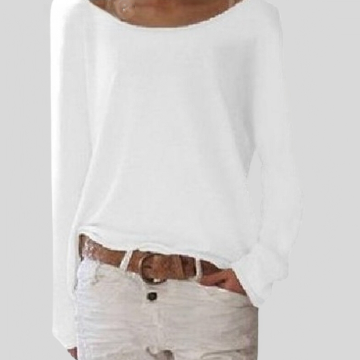Haut blanc à manches longues pour femme, style décontracté, col bateau, porté avec un pantalon blanc et une ceinture marron. Mode féminine élégante.