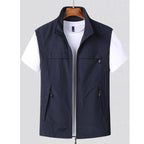 Gilet sans manches bleu marine pour homme, avec fermeture éclair, poches zippées, sur un cintre, sur fond gris. Mode masculine, vêtement décontracté.