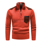 Pull rouge à col zippé, détails en cuir marron sur les épaules et la poche poitrine, style élégant et moderne, mode automne-hiver homme.