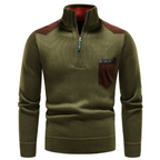 Pull vert olive pour homme avec col zippé, détails en cuir marron sur les épaules et poche poitrine. Mode masculine élégante et moderne.