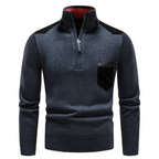 Pull-over bleu foncé pour homme avec col zippé, poche poitrine noire, détails en cuir, manches longues. Mode masculine, style décontracté élégant.