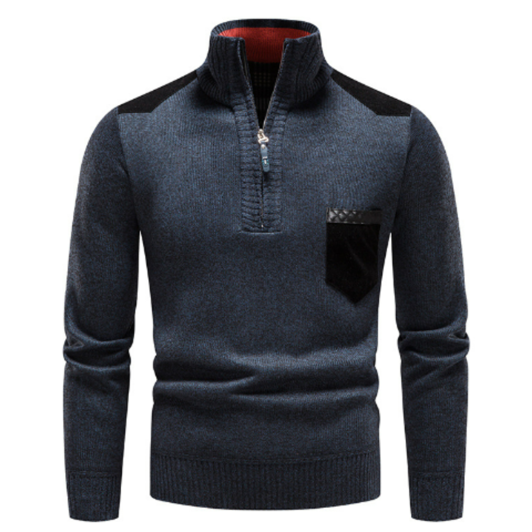 Pull-over bleu foncé pour homme avec col zippé, poche poitrine noire, détails en cuir, manches longues. Mode masculine, style décontracté élégant.