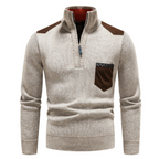 Pull en laine beige pour homme avec col zippé, poches et empiècements marron. Style élégant et chaud, idéal pour l'hiver. Mode masculine tendance.