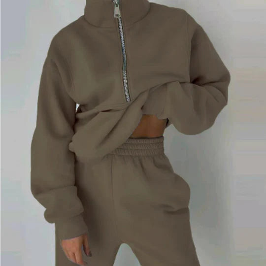 Sweat beige à col zippé et pantalon assorti, tenue décontractée pour femme, mode automne-hiver, style confortable et tendance.