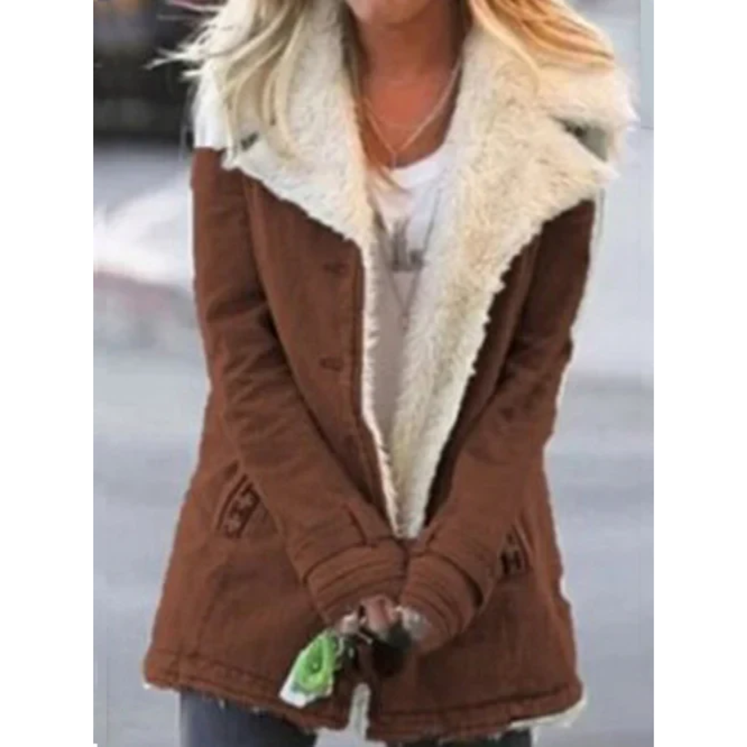 Femme portant un manteau marron avec doublure en fourrure blanche, style hivernal, mode féminine, tenue décontractée, extérieur urbain.