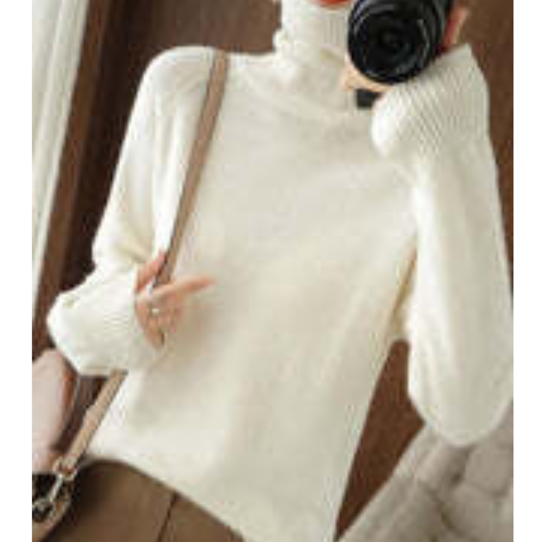 Pull blanc en laine à col roulé, manches longues, porté par une personne tenant un appareil photo. Mode hiver, style décontracté et élégant.