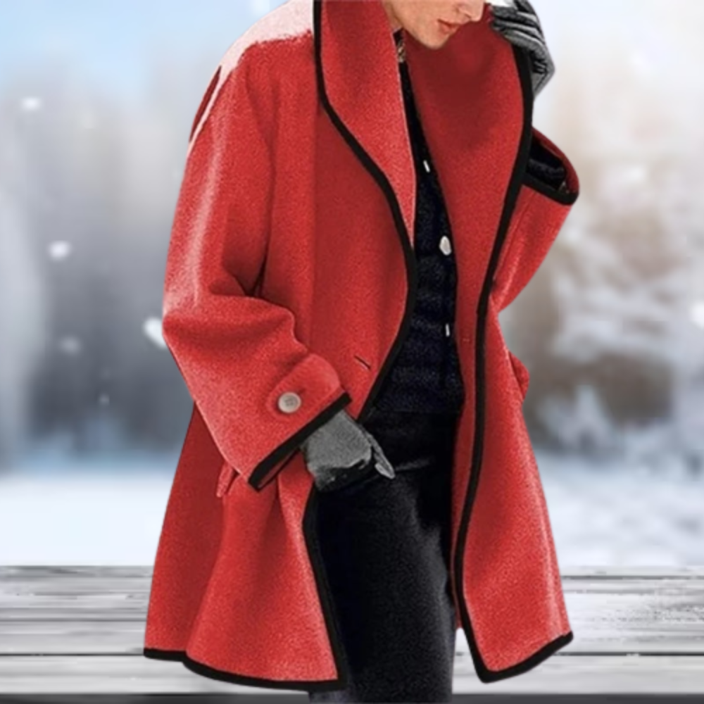 Manteau rouge élégant avec bordure noire, porté par une personne en hiver. Mode hiver, vêtement chaud, style chic, extérieur enneigé flou.