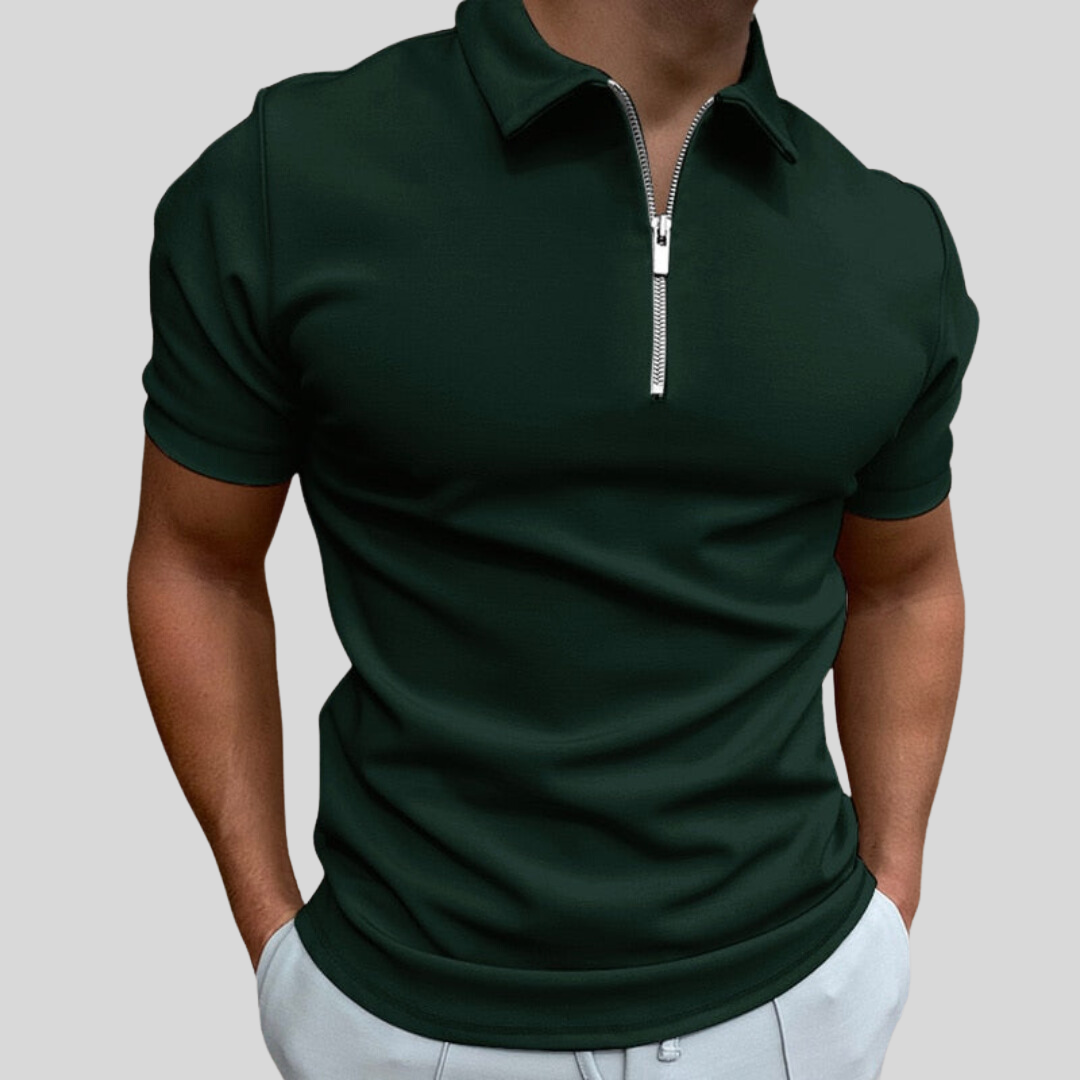 Homme portant un polo vert foncé avec fermeture éclair, manches courtes, col rabattu, style décontracté. Mode masculine élégante et moderne.
