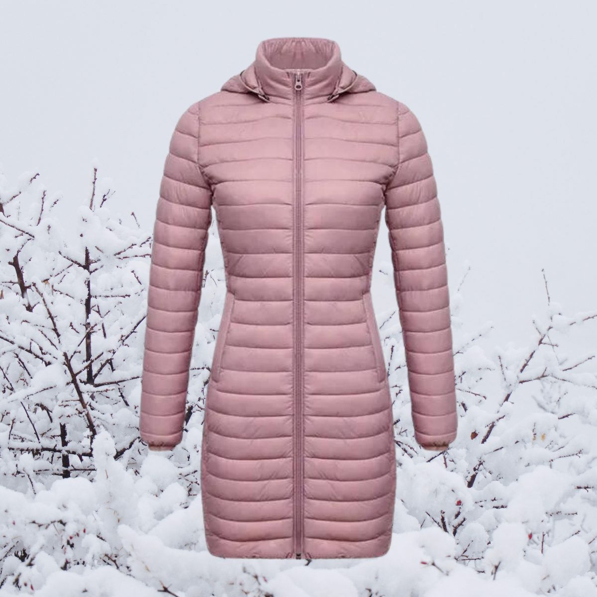 Doudoune rose femme avec capuche, matelassée, devant paysage enneigé. Veste hiver élégante, chaude, idéale pour temps froid.