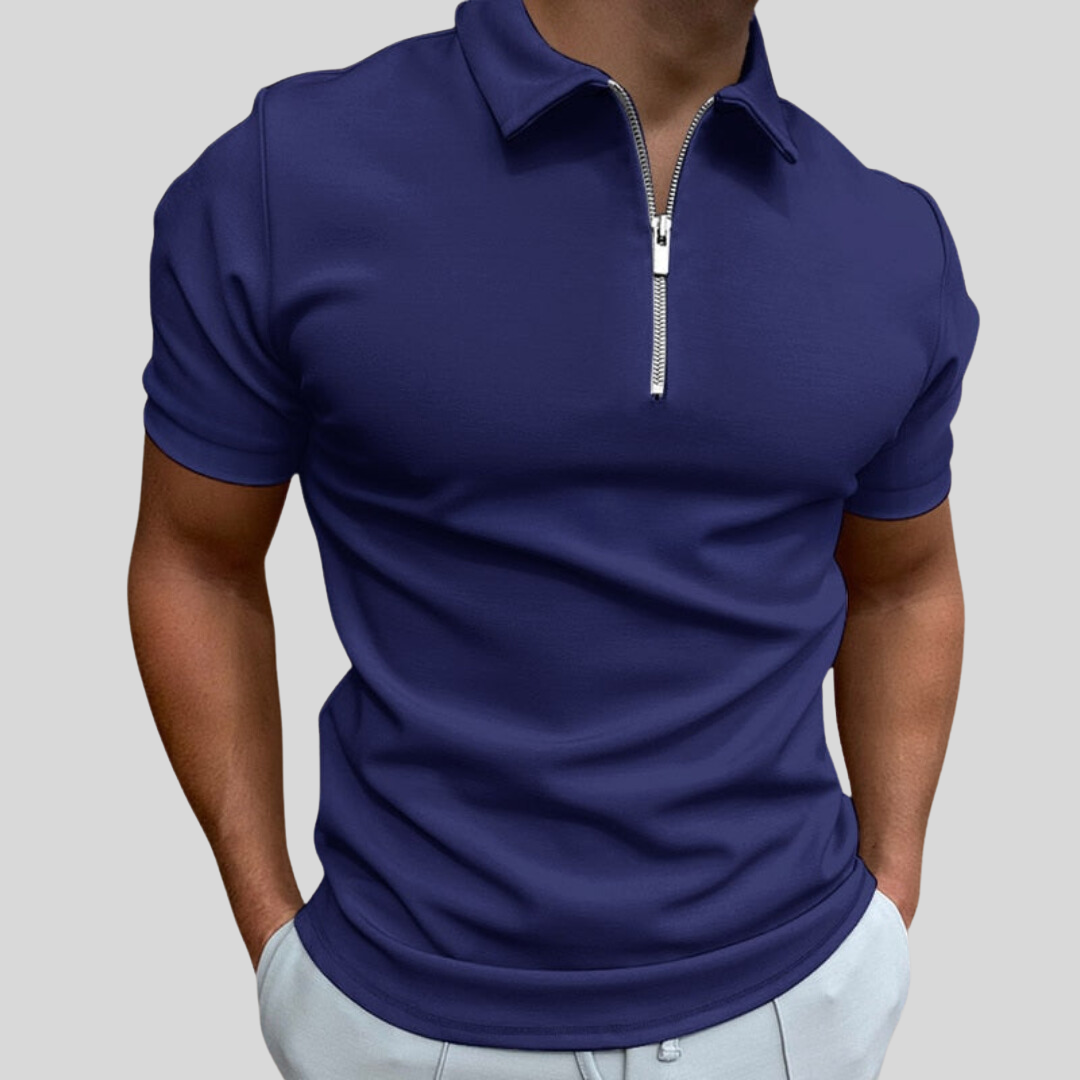 Polo bleu marine à fermeture éclair, manches courtes, porté par un homme. Mode masculine élégante, tenue décontractée, style moderne.