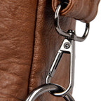 Sac en cuir marron avec mousqueton en métal argenté, gros plan. Accessoire mode élégant, détail de qualité, design moderne.