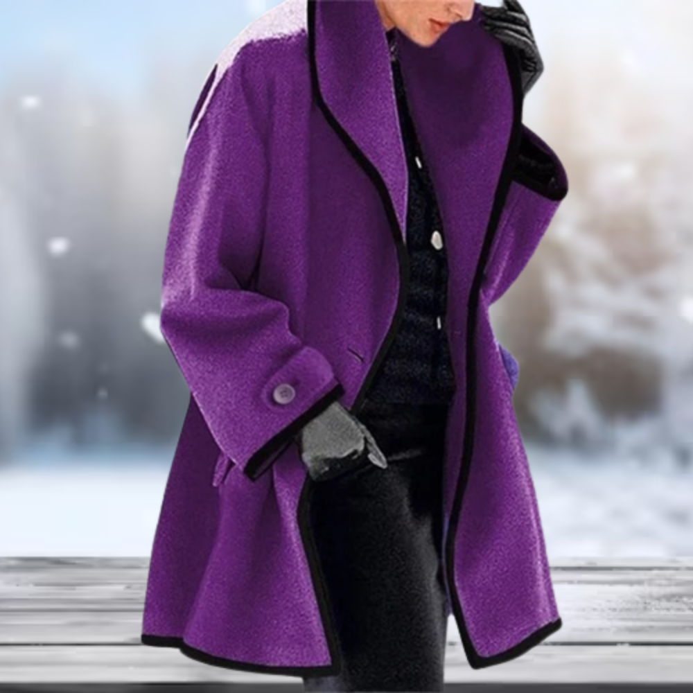 Manteau violet élégant pour femme, style hivernal, avec bordure noire, porté sur fond de paysage enneigé. Mode hiver, vêtement chaud.