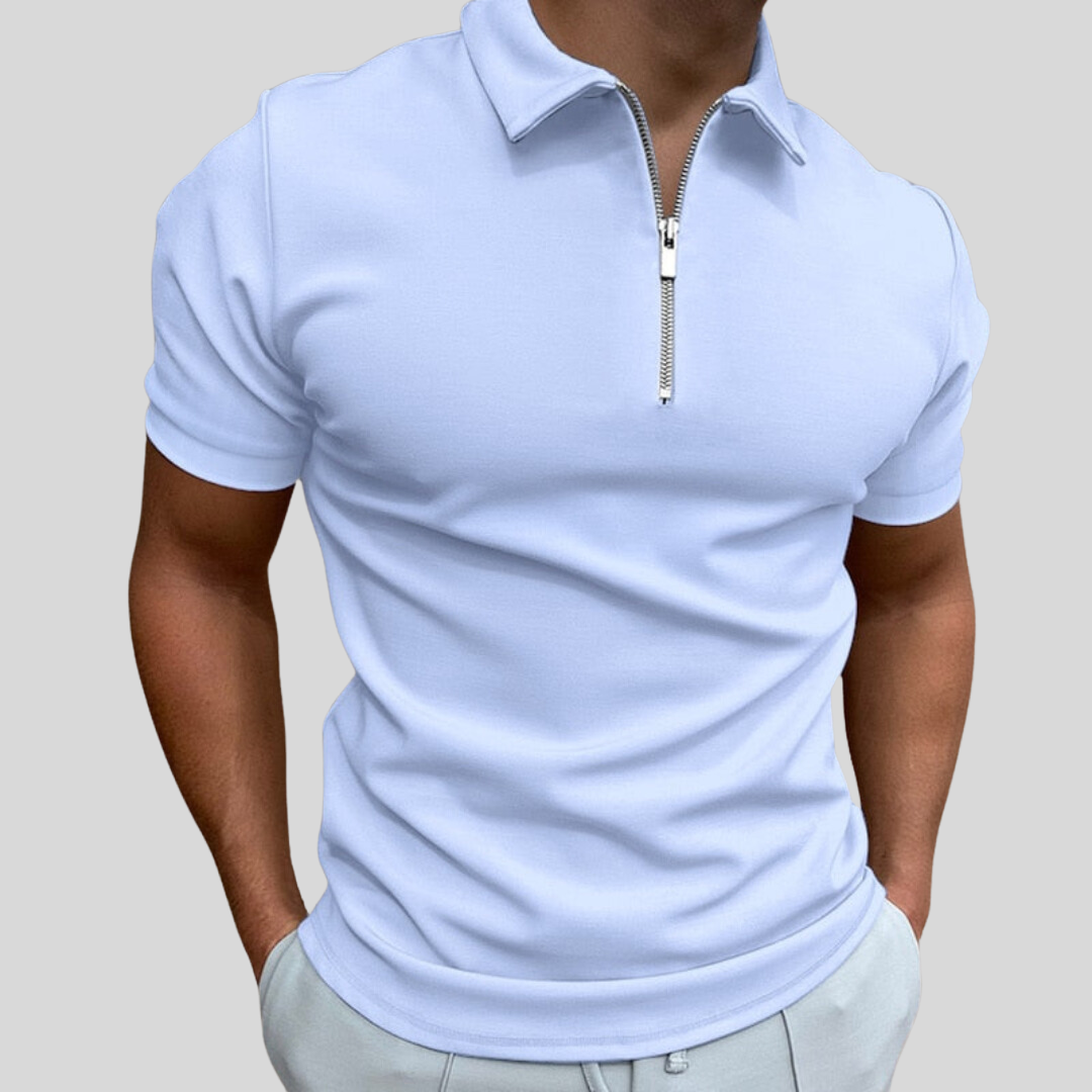 Homme portant un polo blanc à fermeture éclair, manches courtes, style décontracté. Mode masculine, tenue estivale élégante, tendance 2023.