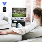 Femme regardant un match de football à la télévision dans un salon moderne, avec un routeur Wi-Fi visible. Streaming sportif, technologie à domicile.