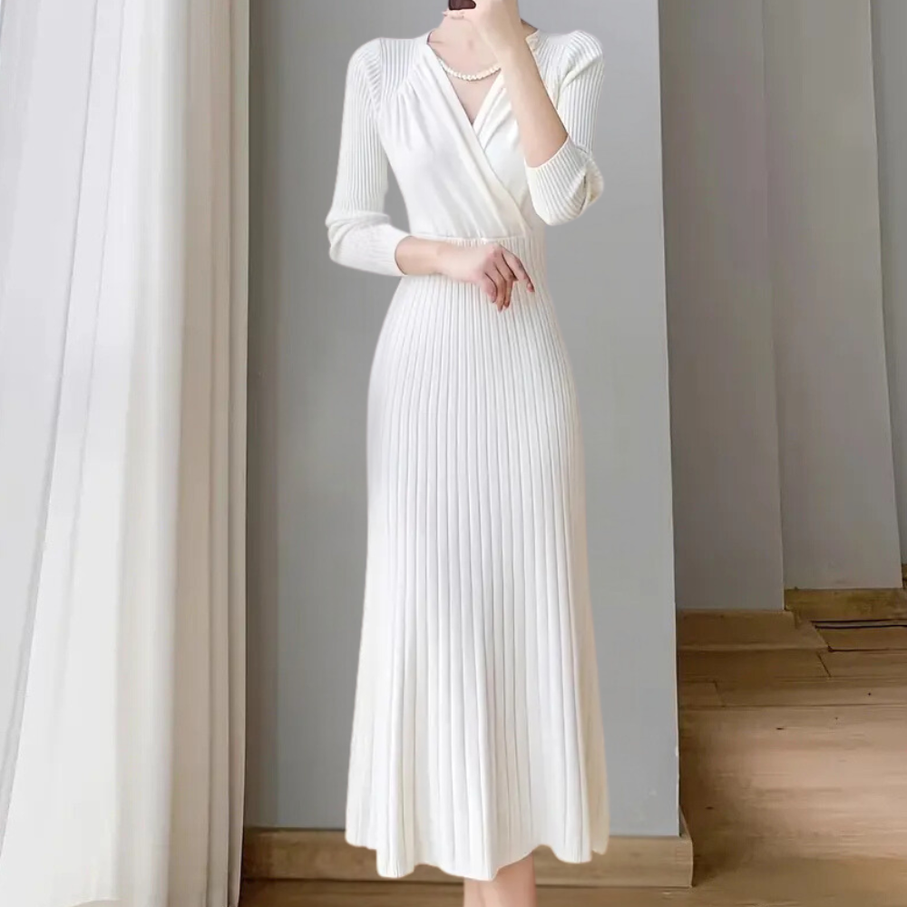 Robe longue blanche élégante en tricot côtelé, manches longues, col en V croisé, style chic et moderne, idéale pour occasions spéciales.