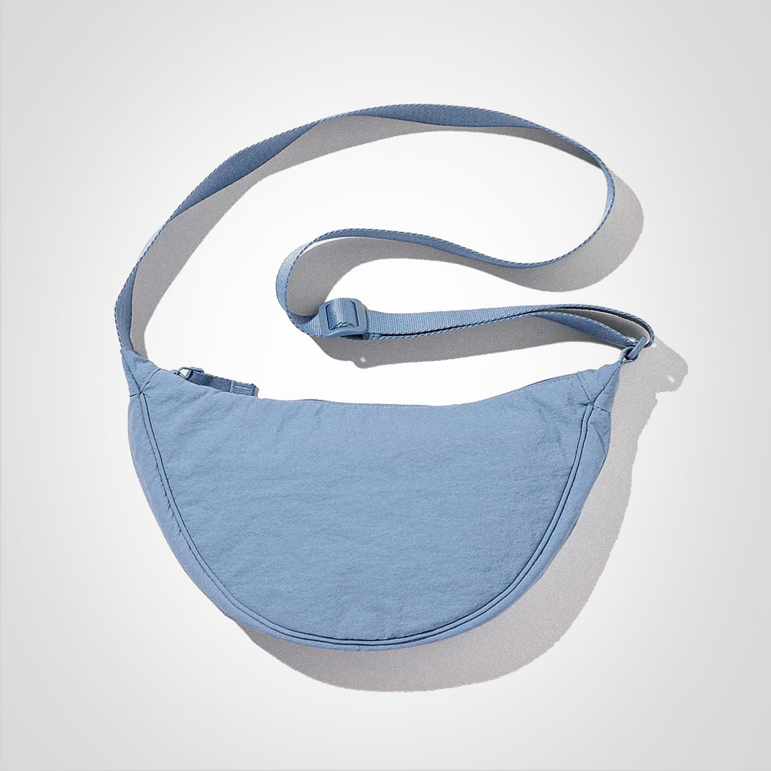 Sac banane bleu clair en tissu, design minimaliste, avec sangle ajustable. Accessoire mode tendance pour un style décontracté et pratique.