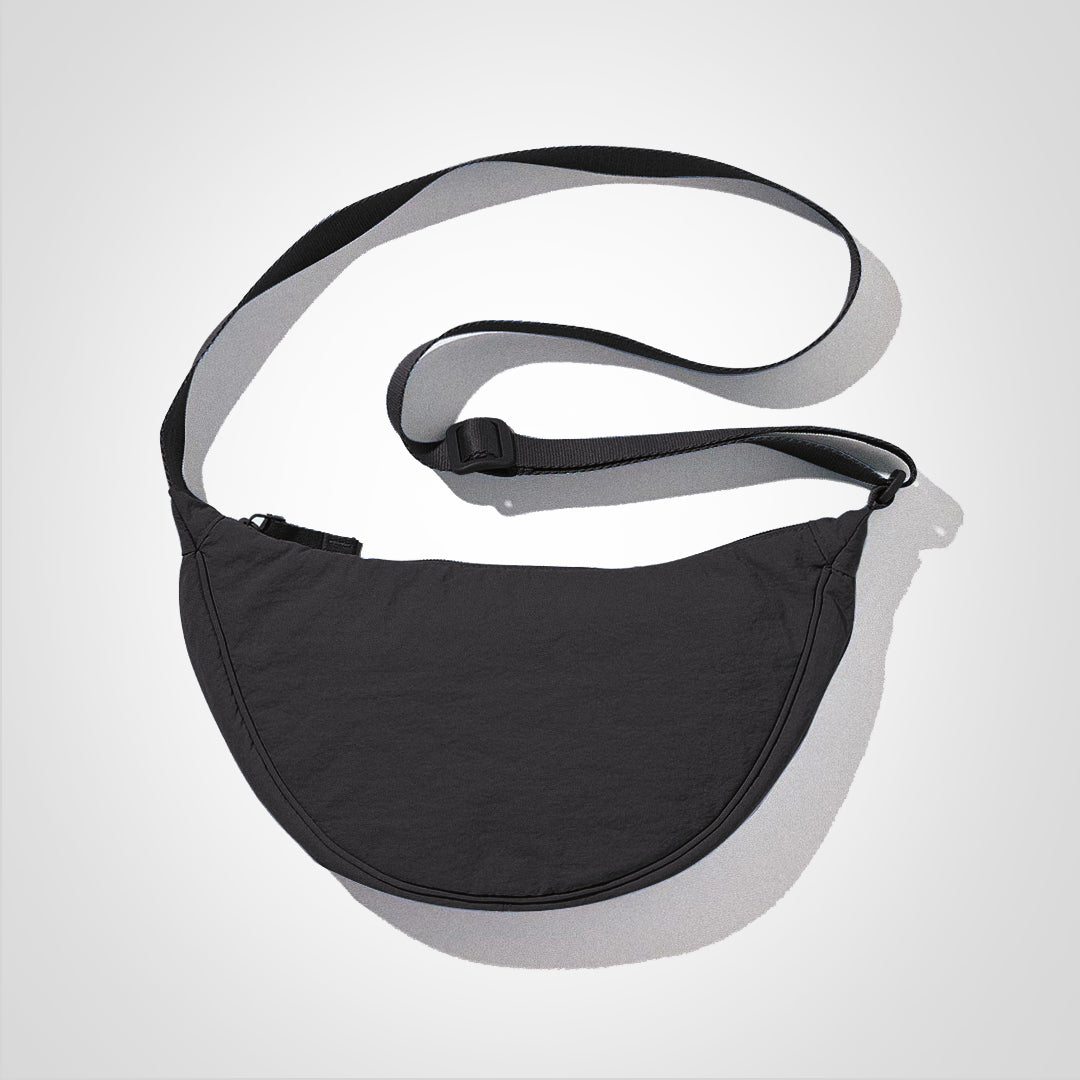 Sac banane noir moderne avec sangle ajustable, design minimaliste. Accessoire de mode pratique pour homme et femme, idéal pour le quotidien.