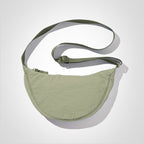 Sac banane vert olive avec sangle ajustable, design minimaliste. Accessoire mode tendance, pratique pour le quotidien et les voyages.