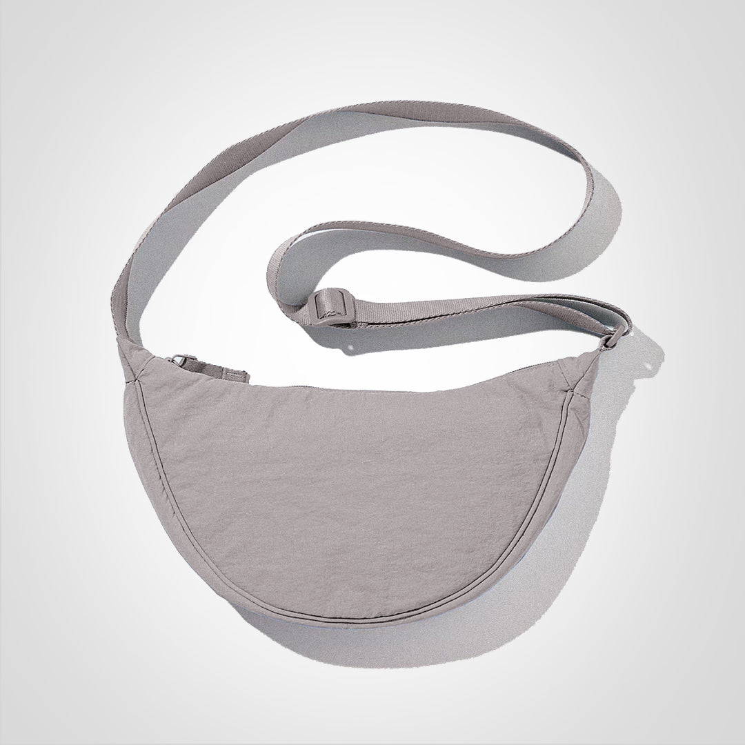 Sac banane gris clair en tissu, design minimaliste, avec sangle ajustable. Accessoire mode pratique pour homme et femme, tendance et fonctionnel.
