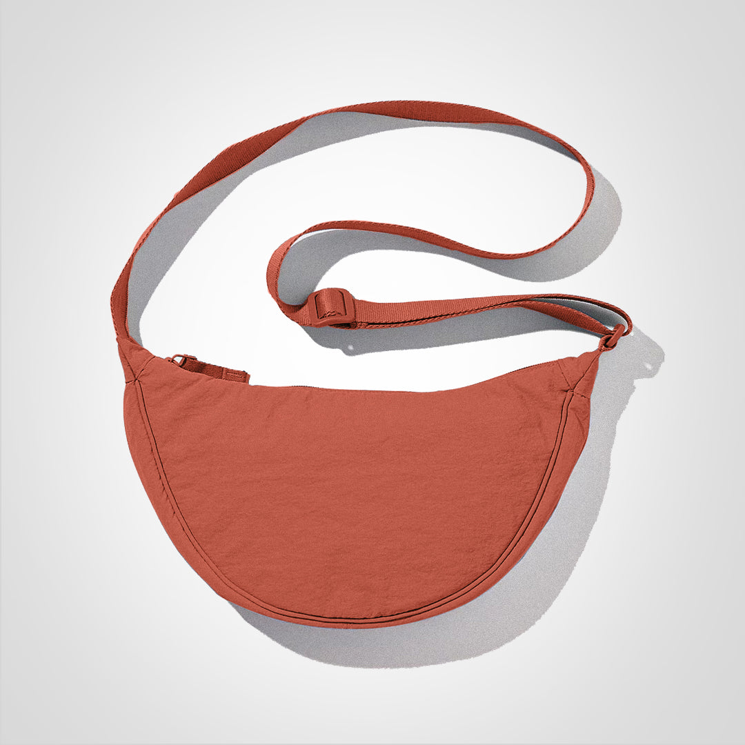 Sac banane en tissu rouge, design moderne et minimaliste, avec sangle ajustable. Accessoire tendance pour mode urbaine et pratique.