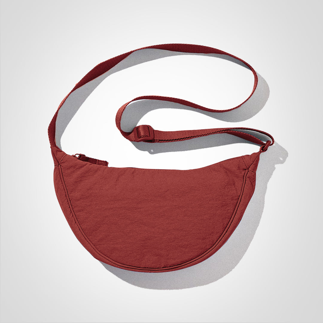Sac banane rouge en tissu avec sangle ajustable, design moderne et minimaliste. Accessoire de mode pratique pour homme et femme.