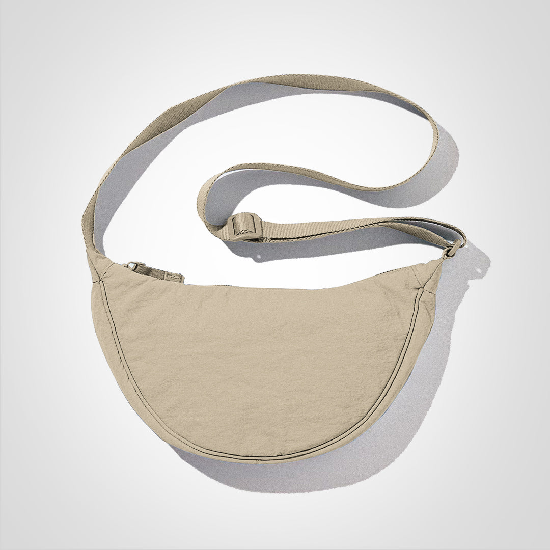 Sac banane beige en toile avec sangle ajustable, design minimaliste. Accessoire mode pratique pour homme et femme, tendance et fonctionnel.