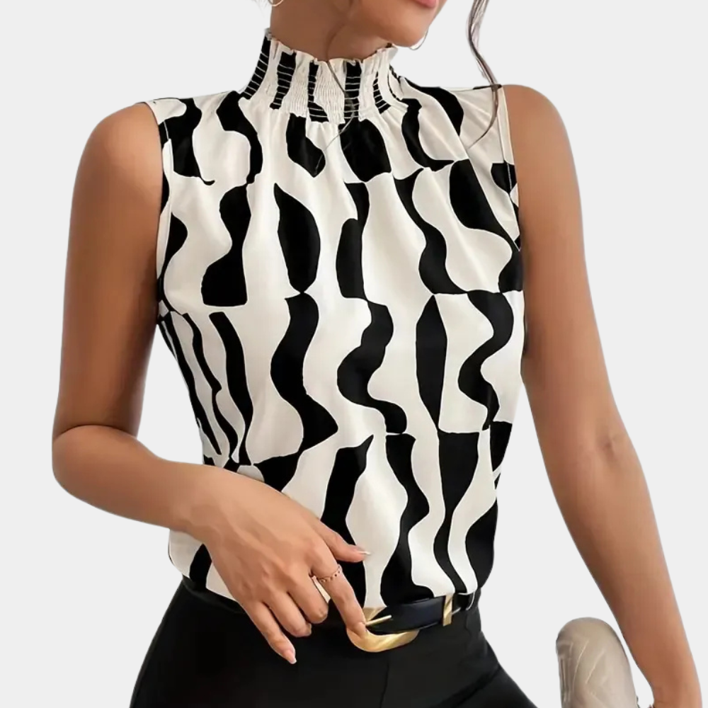 Haut sans manches à motif zébré noir et blanc, col montant plissé, porté par une femme. Mode tendance, style chic et élégant.