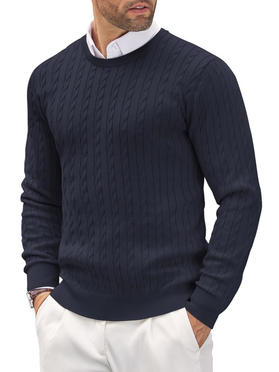 Pull-over bleu marine en maille torsadée pour homme, porté sur une chemise blanche, style élégant et décontracté, mode masculine automne-hiver.