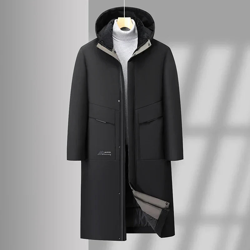 Manteau noir élégant pour homme avec capuche, poches avant, doublure intérieure grise, suspendu sur un cintre, idéal pour l'hiver.