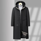 Manteau noir élégant pour homme avec capuche, poches avant, doublure intérieure grise, suspendu sur un cintre, idéal pour l'hiver.