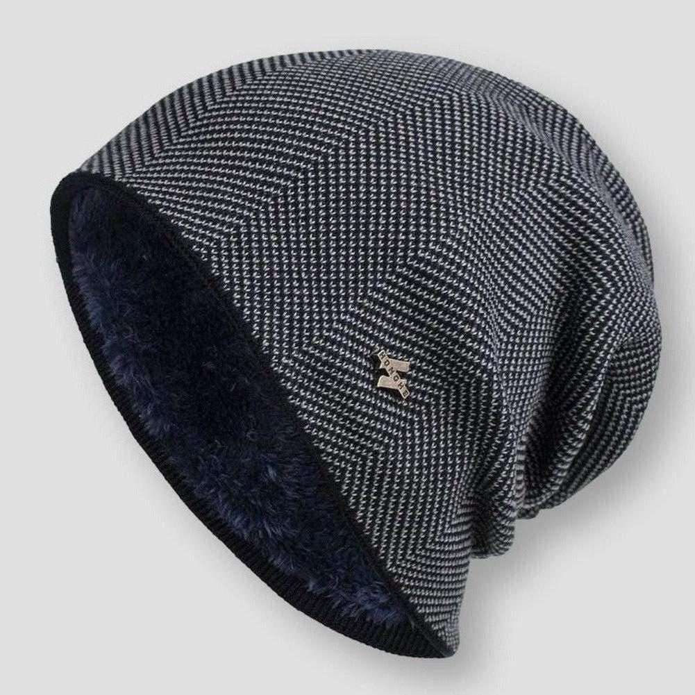 Bonnet en laine gris à motif chevrons, doublure intérieure douce, idéal pour l'hiver. Accessoire mode chaud et élégant pour homme et femme.