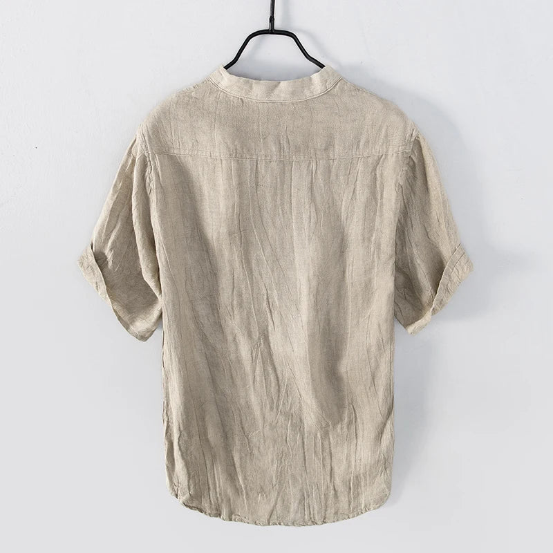 Chemise en lin beige pour homme, manches courtes, vue de dos, suspendue sur un cintre noir. Mode estivale, style décontracté, tissu léger.